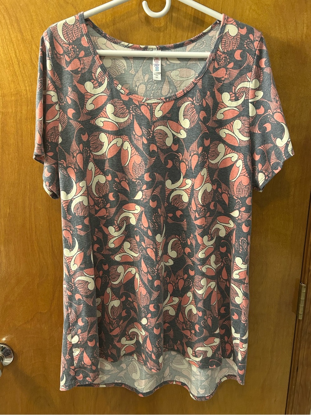 EUC LuLaRoe Short Sleeve Scoop Neck Tunic Top in Coral, Cream & Gray